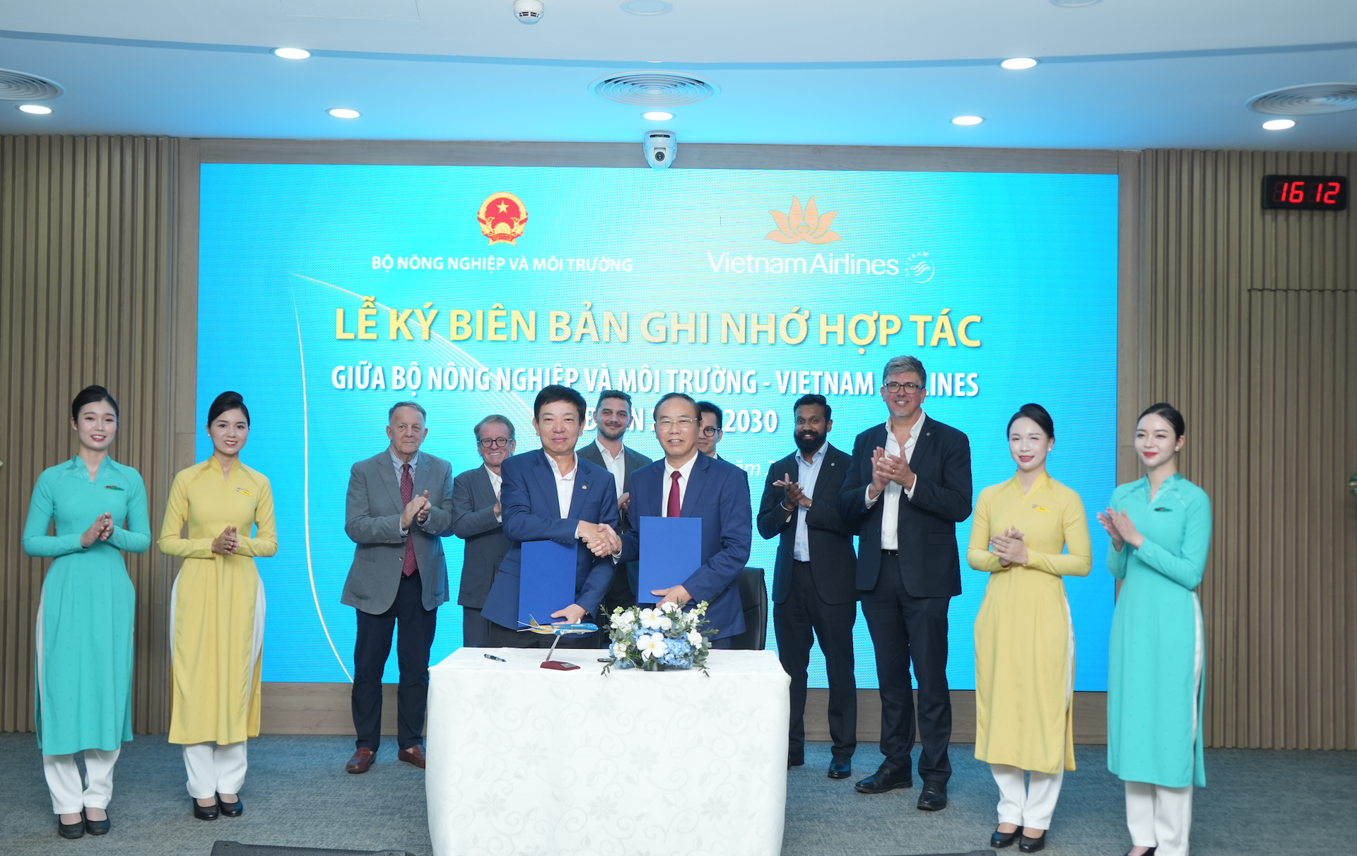 Đại diện Bộ Nông nghiệp và Môi trường - Thứ trưởng Phùng Đức Tiến (đứng bên phải) ký kết Thỏa thuận hợp tác giai đoạn 2026–2030 với Vietnam Airlines.