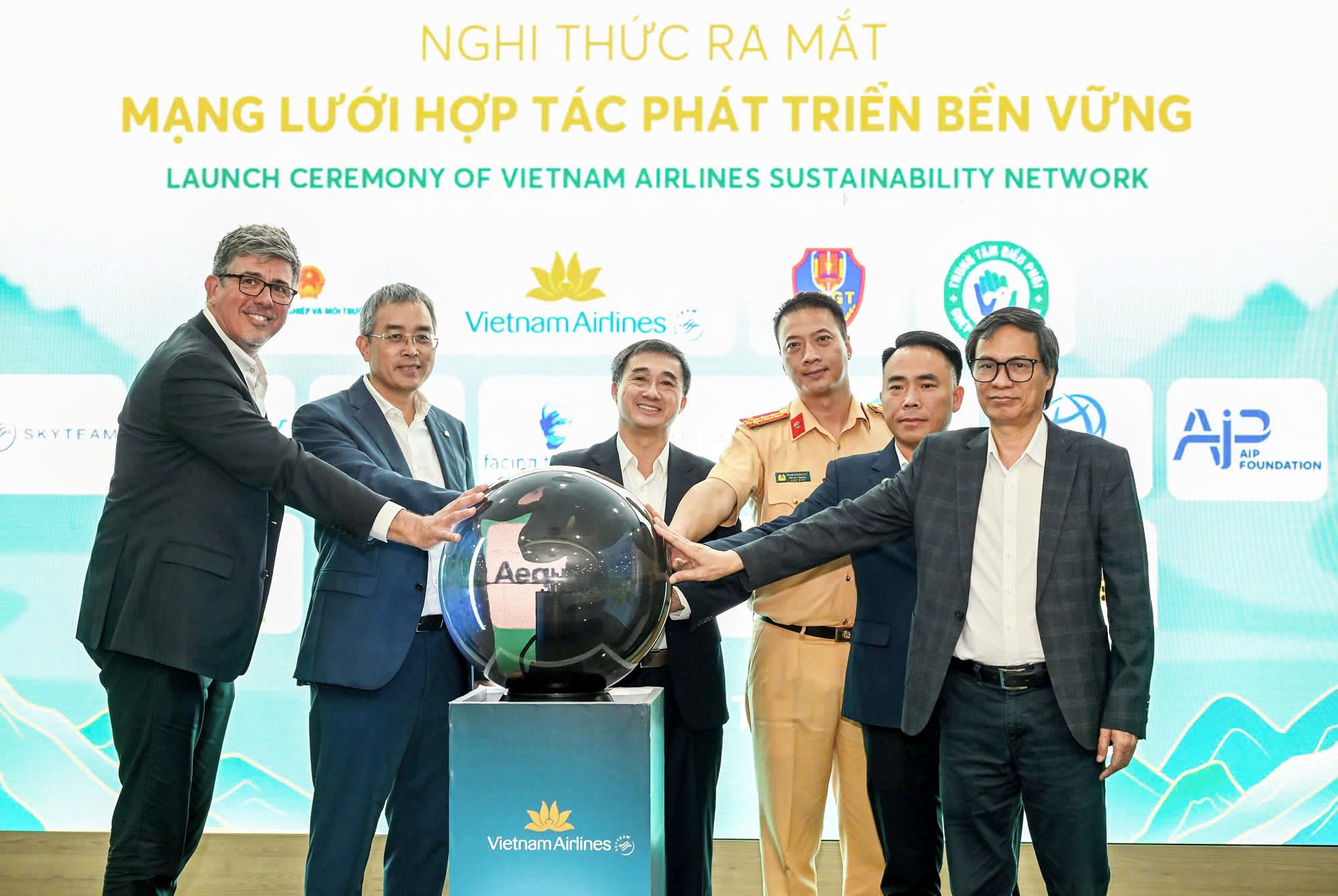 Ảnh 5_ Các lãnh đạo thực hiện nghi thức chạm tay vào quả cầu, chính thức ra mắt “Liên minh Xanh – Phát triển bền vững”