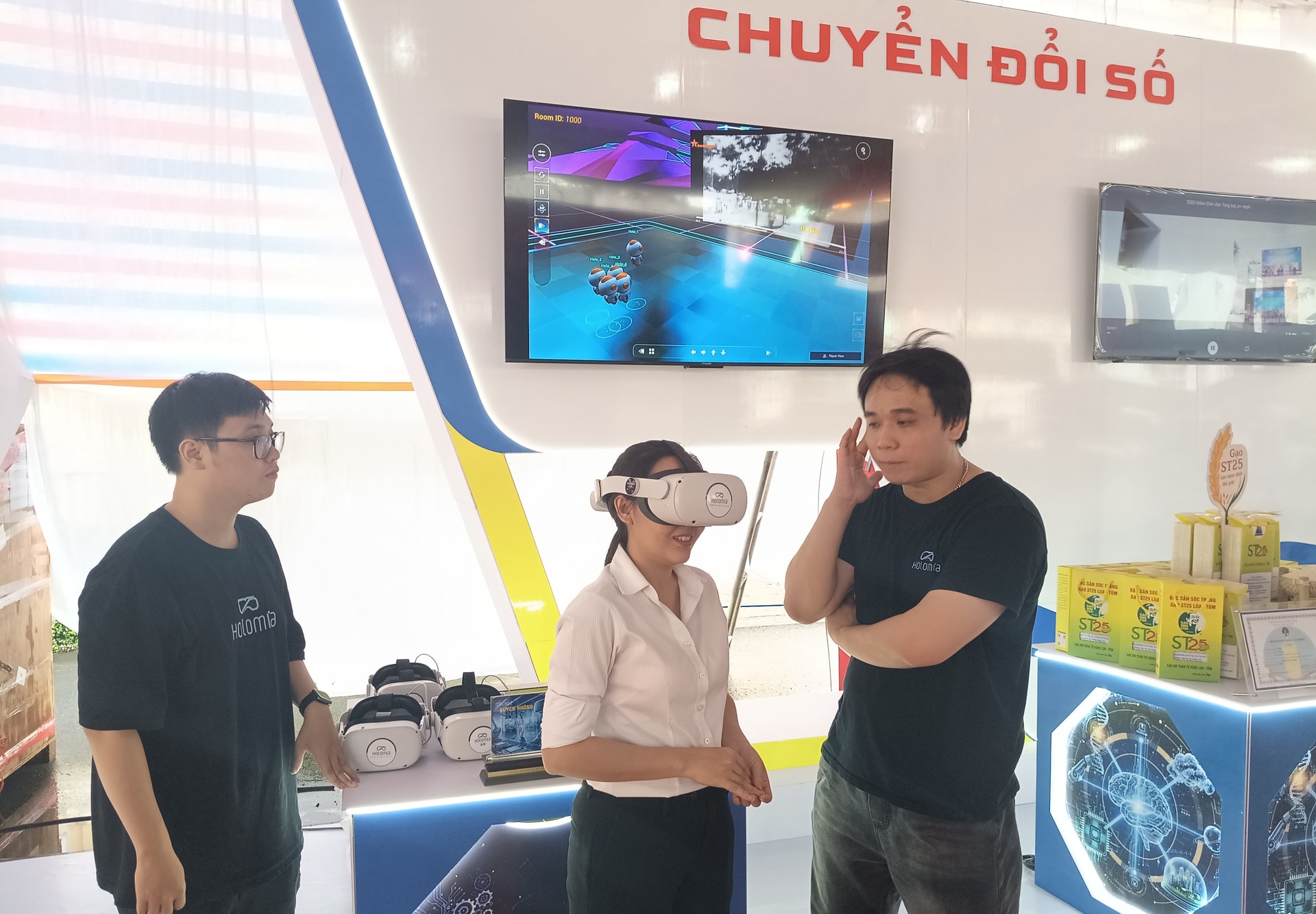 Du khách trải nghiệm thực tế ảo về du lịch - Ảnh: Văn Kim Khanh