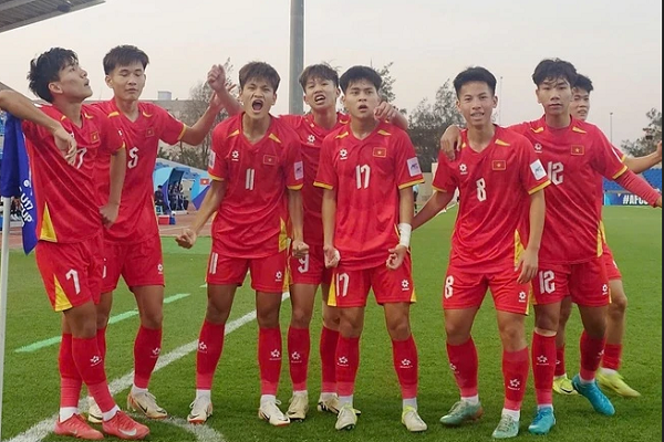 u17-viet-nam-vo-dich-nhung-thap-be-su-that=giac-mo-1m80-hinh-anh 1