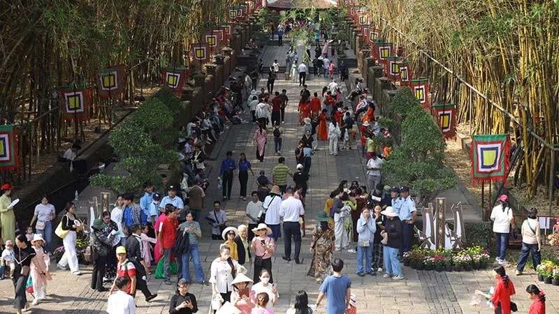 Người dân TP.HCM đến Khu tưởng niệm các Vua Hùng thuộc Công viên Lịch sử - Văn hóa dân tộc, TP.HCM