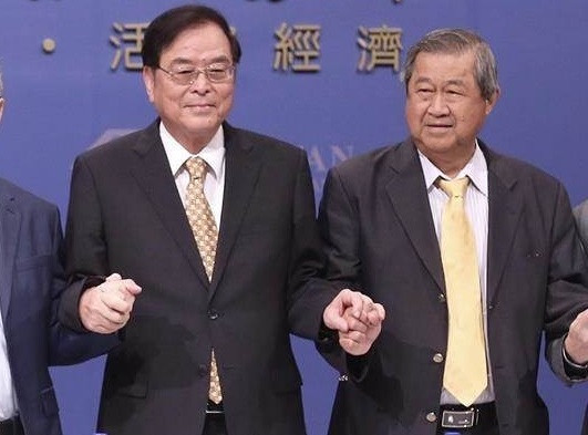 Lướt sóng robot hình người, hai anh em vươn lên thành tỉ phú 