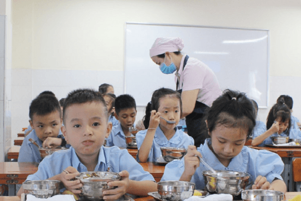 tphcm-lenh-siet-chat-bua-an-hoc-hoc-duong-sau-su-co-tai-truong-dang-thuy-tram-hinh-anh.png