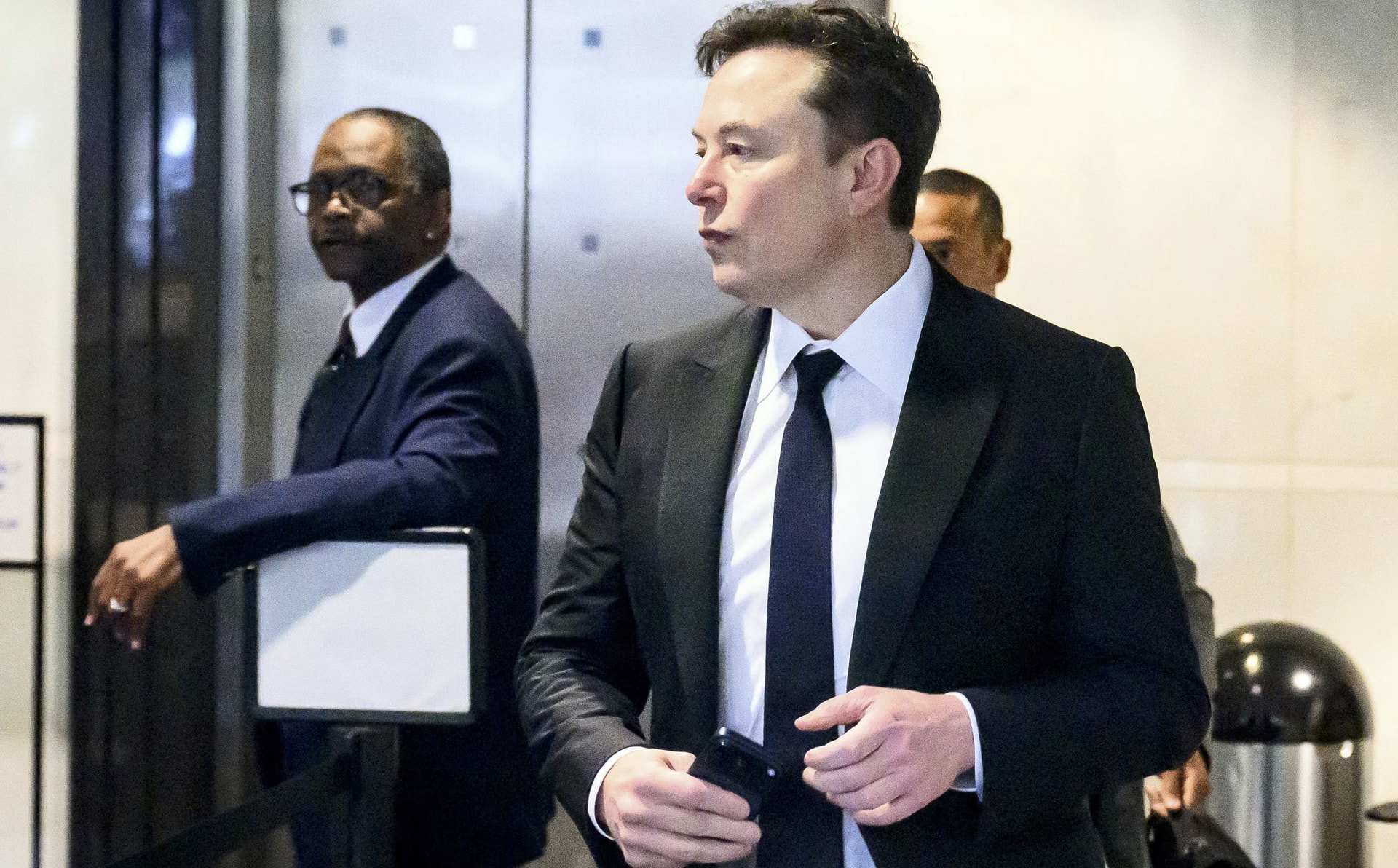 Elon Musk nói 'AI có thể giết hết loài người', thẩm phán liền ngắt lời