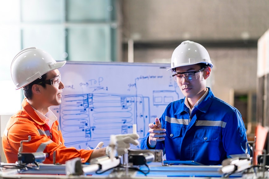Một kỹ sư trẻ nếu biết thêm phần mềm, dữ liệu và tiếng Anh chuyên ngành cũng có thể tiến xa hơn trong nhà máy thông minh.