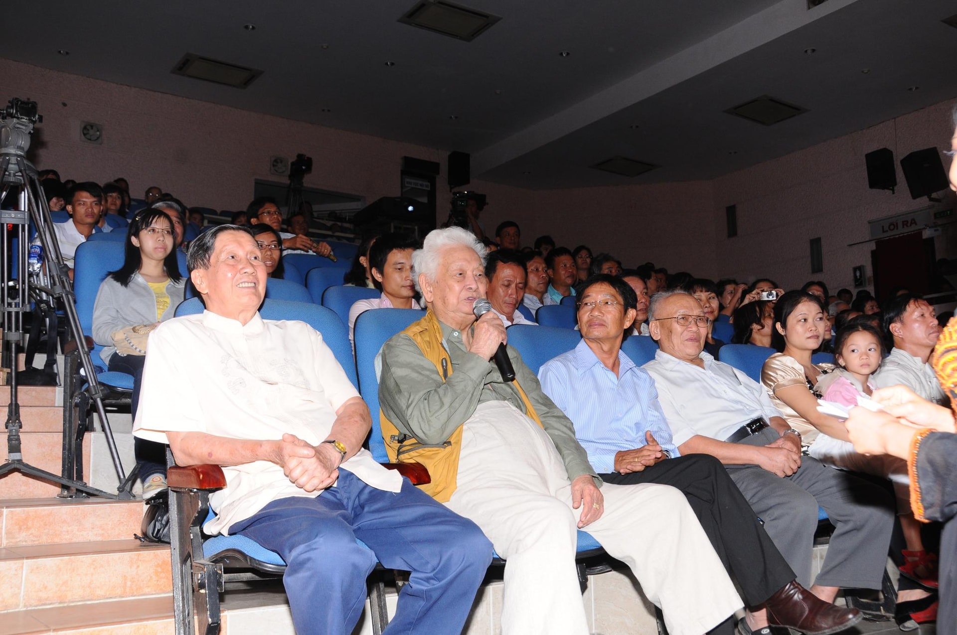 Từ trái sang: Nhạc sĩ Phạm Tuyên, nhạc sĩ Phạm Duy trong đêm nhạc họ Phạm TP.HCM. Ảnh:T.V