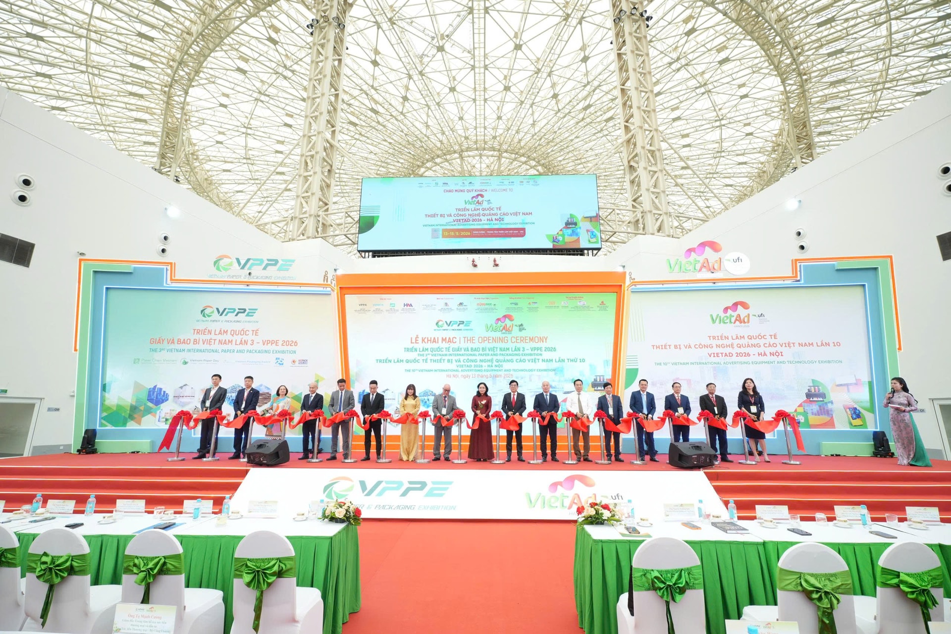 Các đại biểu tham gia nghi thức cắt băng khai mạc triển lãm