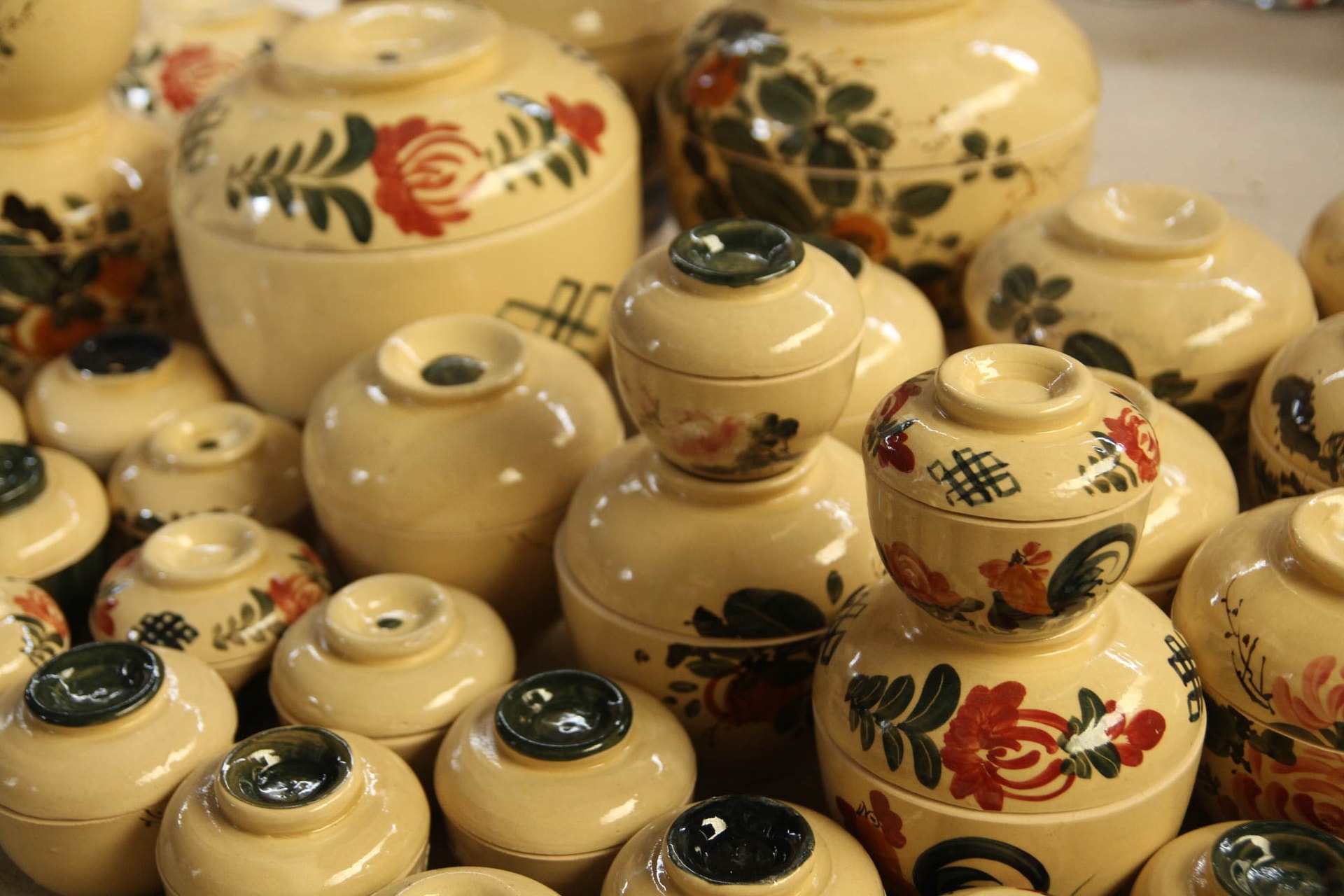 Mỗi sản phẩm gốm được tạo ra là kết quả của hàng giờ lao động tỉ mỉ. Từ khâu nhào đất, tạo hình đến phủ men và nung lửa đều đòi hỏi kinh nghiệm và sự kiên nhẫn. Người thợ không chỉ làm ra vật dụng, mà còn gửi vào đó ký ức văn hóa và tinh thần của làng nghề truyền thống Nam Bộ. 