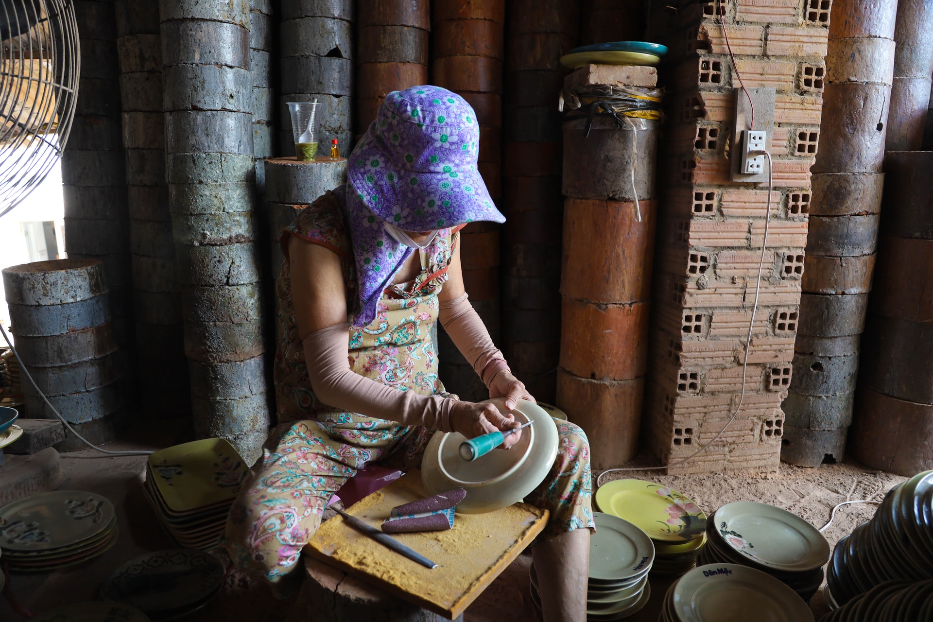 Cô Phan Thị Hường chia sẻ “Gia đình tôi gắn với nghề gốm Lái Thiêu đã nhiều đời. Từ nhỏ tôi đã quen với mùi đất, tiếng bàn xoay và ánh lửa đỏ trong lò nung. Nghề này cực nhưng bỏ thì không đành, vì mỗi sản phẩm làm ra không chỉ là đồ dùng mà còn là công sức, ký ức và truyền thống của cha ông để lại”. 