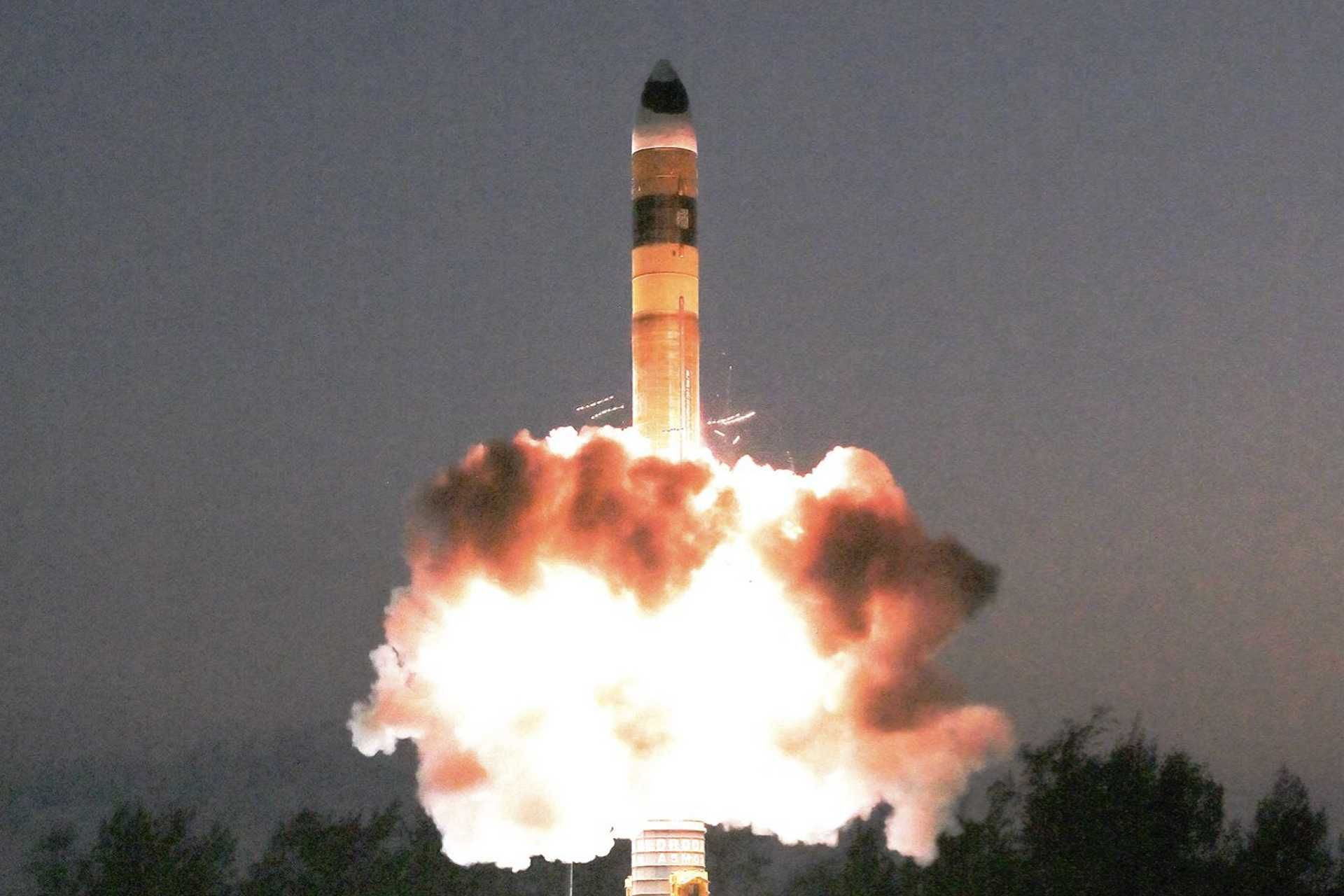 www.armyrecognition.com-templates-yootheme-cache-99-_india_tests_second_advanced_agni_missile_with_mirv_technology_to_target_multiple_locations_simultaneously_925_001-995b91d2.jpeg