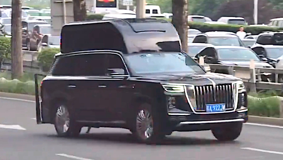 www.twz.com-wp-content-uploads-2026-05-_high-top-suv-trump-motorcade-china-2026.jpg