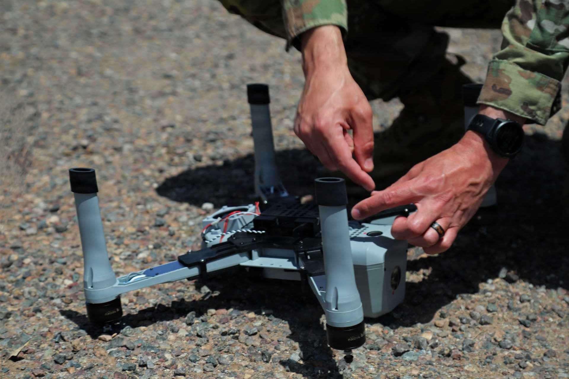 www.armyrecognition.com-templates-yootheme-cache-3b-_u.s._army_tests_bumblebee_counter-drone_system_against_fpv_drone_killer_1920_001-3bf714bc.jpeg