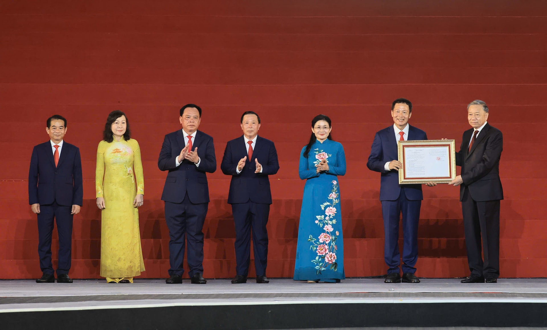 Tổng Bí thư, Chủ tịch nước Tô Lâm trao Nghị quyết của Quốc hội