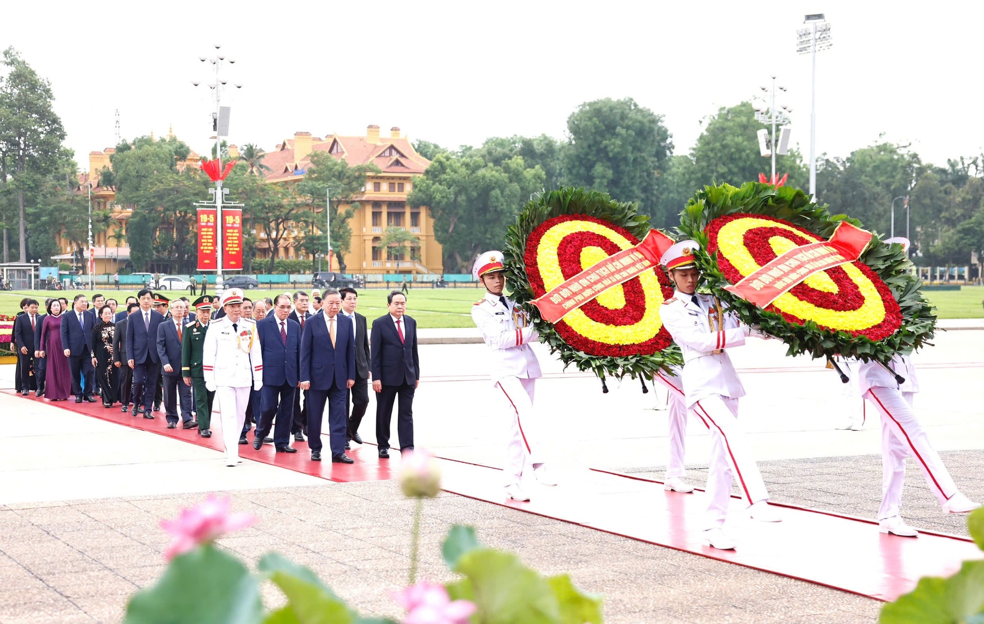 Lãnh đạo Đảng, Nhà nước vào Lăng viếng Chủ tịch Hồ Chí Minh- Ảnh 1.