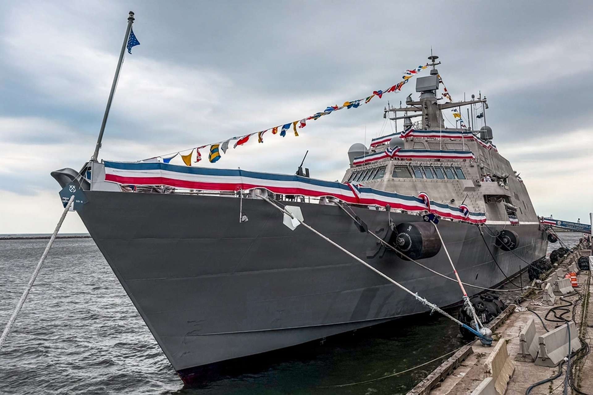 www.armyrecognition.com-templates-yootheme-cache-cc-_uss_cleveland_joins_u.s._navy_as_new_freedom-class_warship_for_coastal_combat_missions-ccb91fd0.jpeg