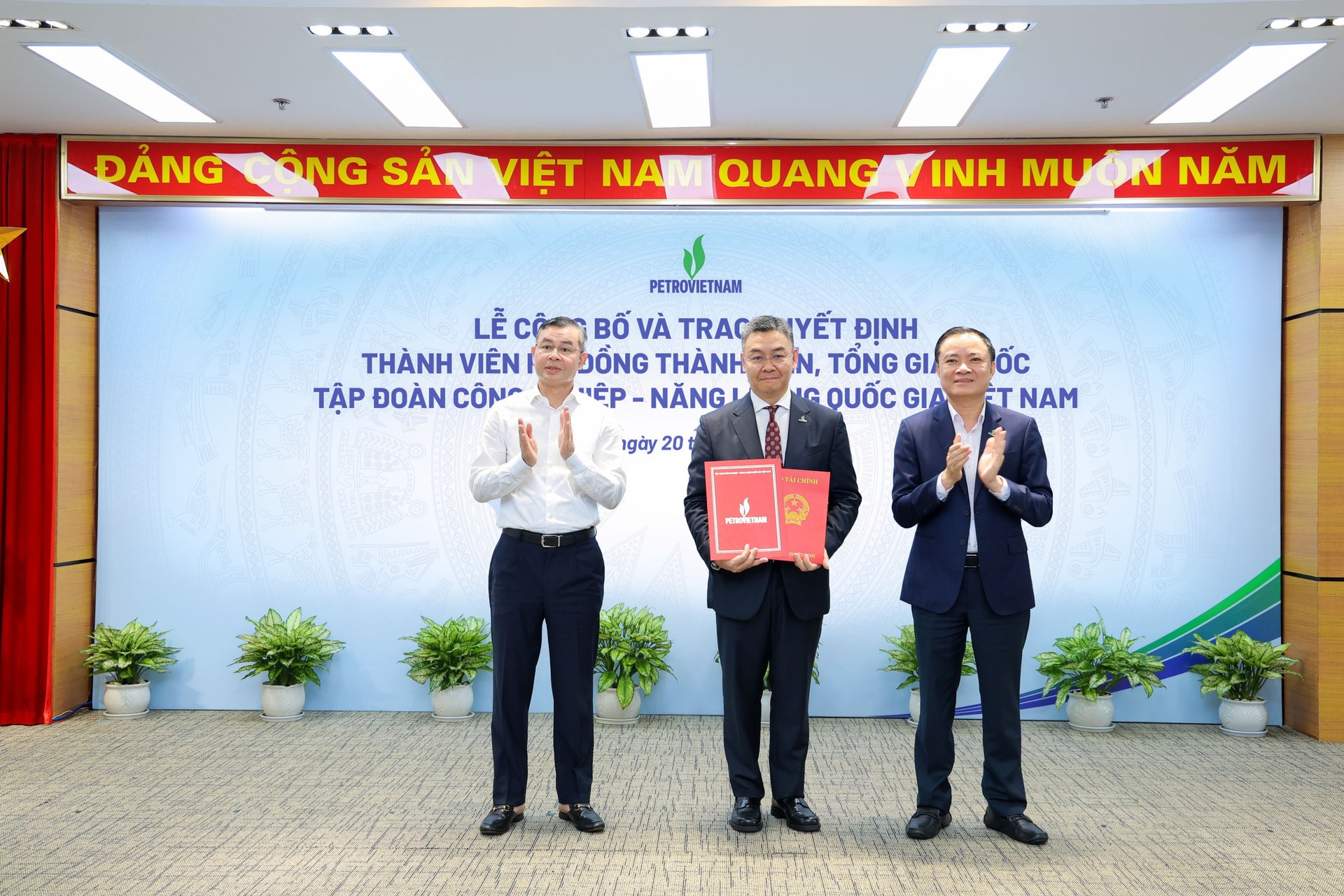 Chủ tịch HĐTV Petrovietnam Lê Ngọc Sơn trao quyết định bổ nhiệm ông Lê Mạnh Cường giữ chức vụ Tổng Giám đốc Tập đoàn
