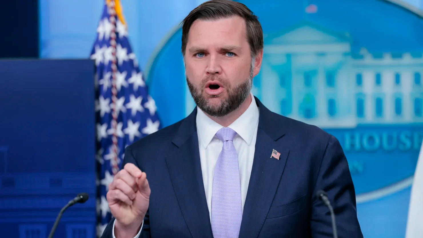 JD Vance bác cáo buộc ông Trump tự giao dịch cổ phiếu Nvidia, Apple, Palantir