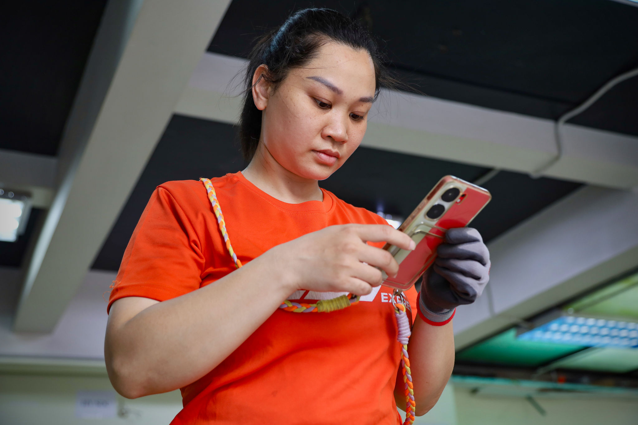 Giữa hàng nghìn shipper đang mưu sinh nơi phố thị, chị Trần Thị Bích Huế (36 tuổi), nhân viên giao hàng của SPX Express, vẫn đều đặn bắt đầu ngày mới từ rất sớm để kịp guồng quay công việc.