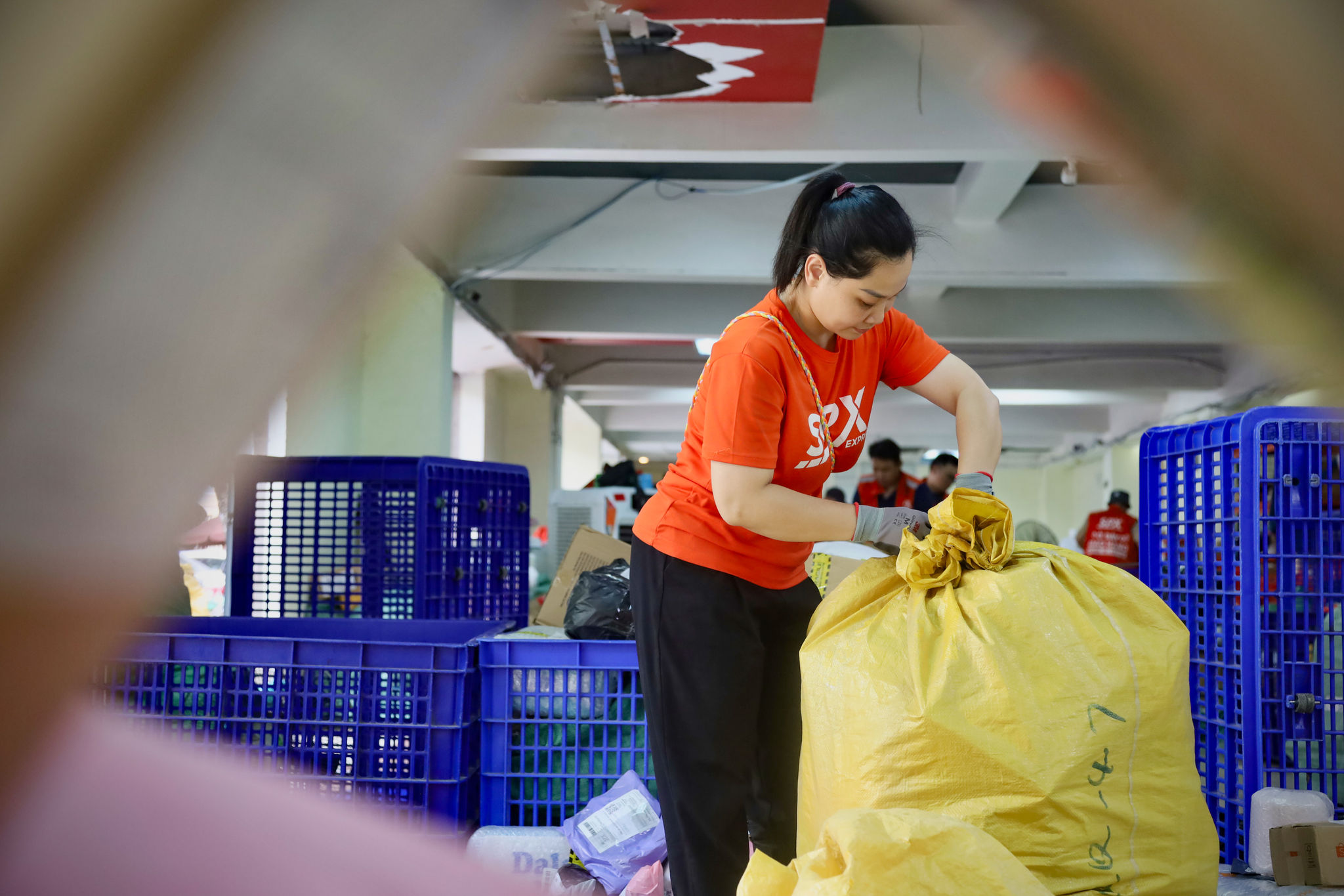 Sau khi hoàn tất thủ tục đầu ca, chị nhanh chóng nhận hàng, kiểm tra thông tin, phân loại kiện và sắp xếp tuyến giao để kịp tiến độ trong ngày.