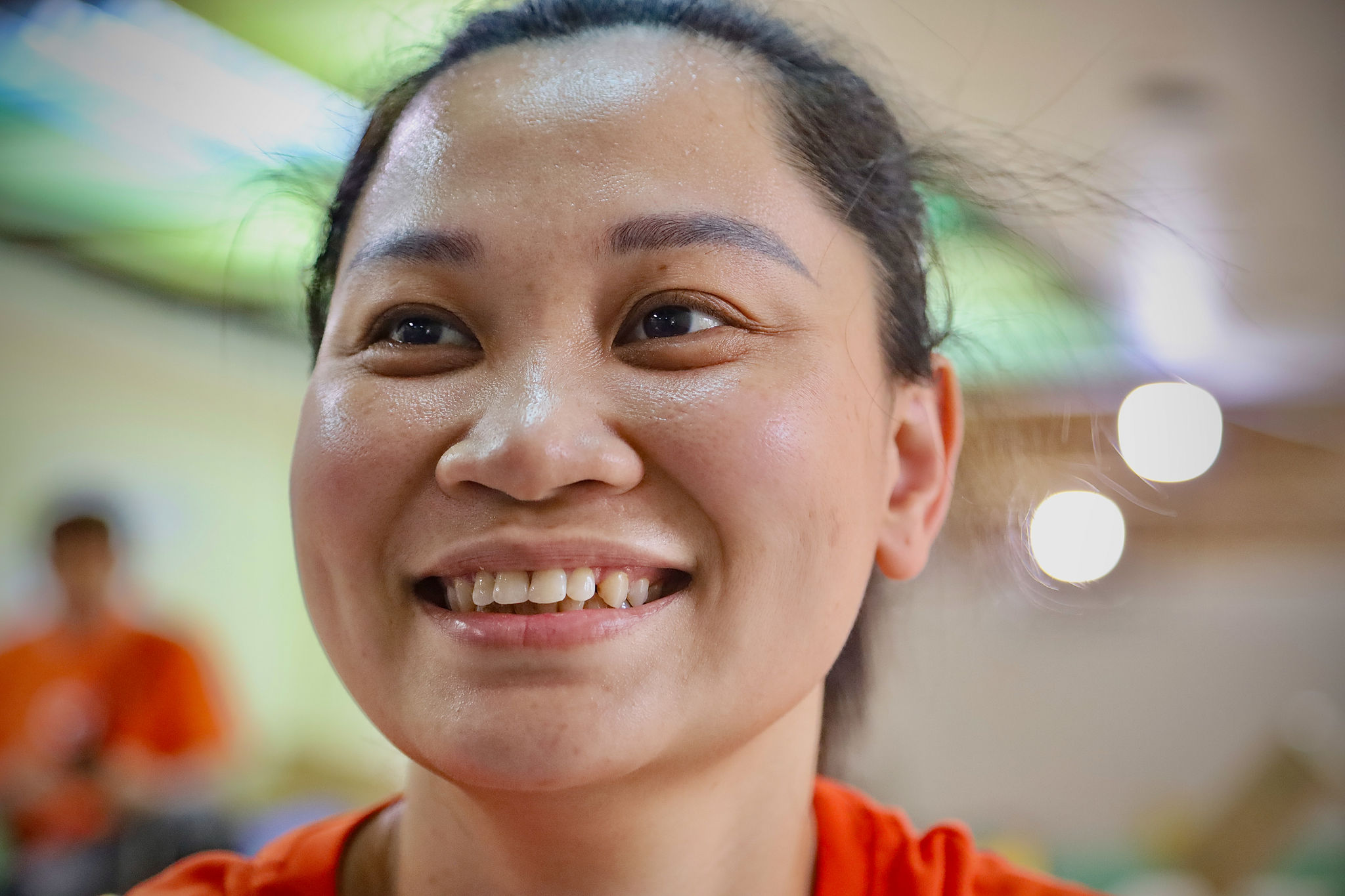 Khép lại một ngày làm việc với hàng trăm đơn hàng được giao thành công, nụ cười vẫn hiện trên gương mặt người nữ shipper.