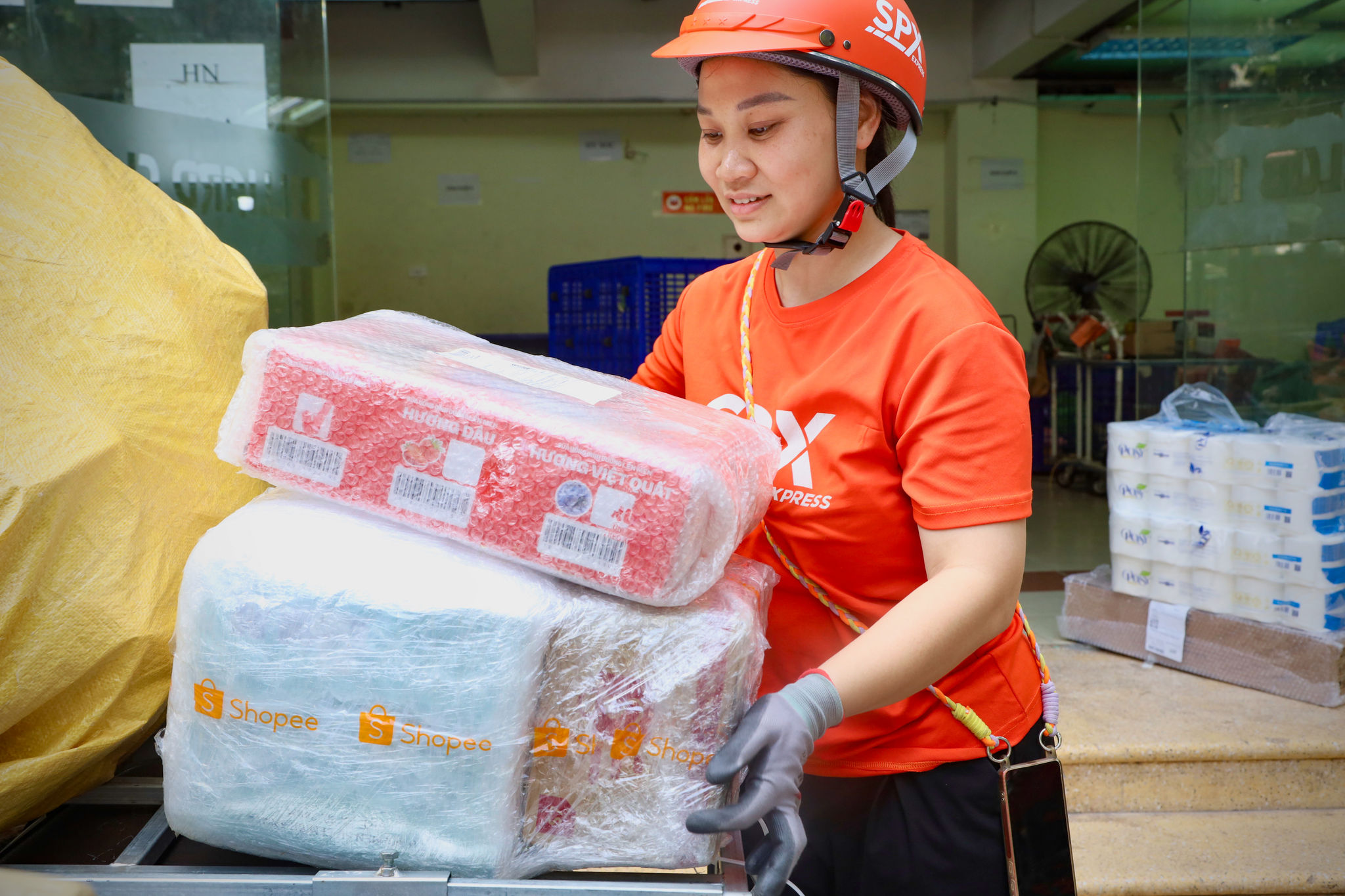 Những kiện hàng nhanh chóng được chất kín phía sau xe máy, chuẩn bị cho hành trình len lỏi qua từng tuyến phố để giao đến tay khách hàng.
