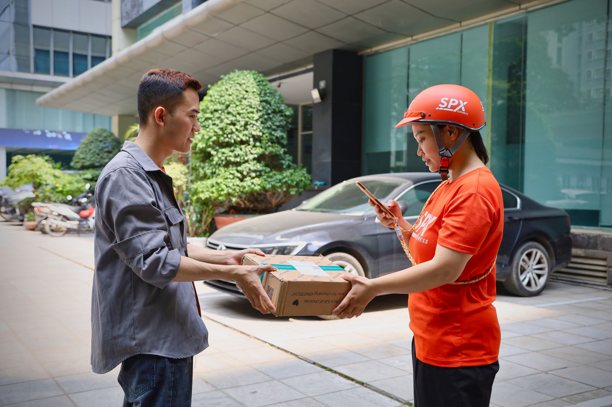 Với chị Huế, mỗi đơn hàng không đơn thuần chỉ là công việc mà còn là sự tin tưởng của khách hàng. Vì vậy, dù vội vã đến đâu, chị vẫn luôn cẩn thận và giữ thái độ lịch sự khi giao hàng.