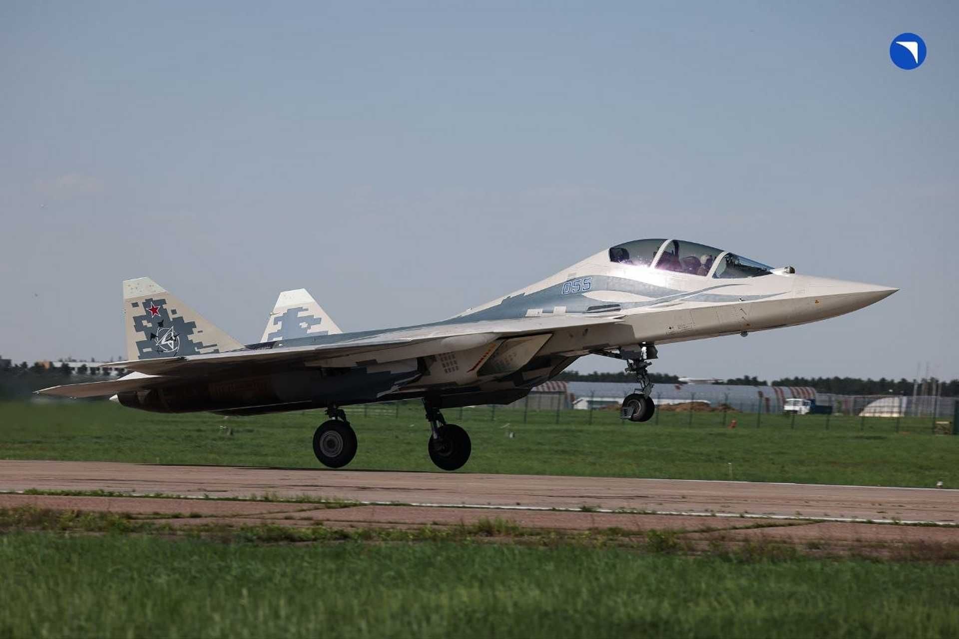 www.armyrecognition.com-templates-yootheme-cache-2f-_russia_flies_new_su-57d_twin-seat_stealth_fighter_to_command_future_okhotnik_combat_drones_925_001-2f741bd1.jpeg