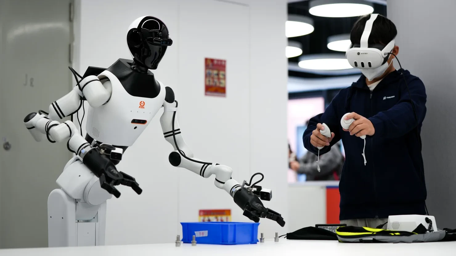 Cách Trung Quốc đào tạo nghề cho robot AI đi làm hàng loạt (2)
