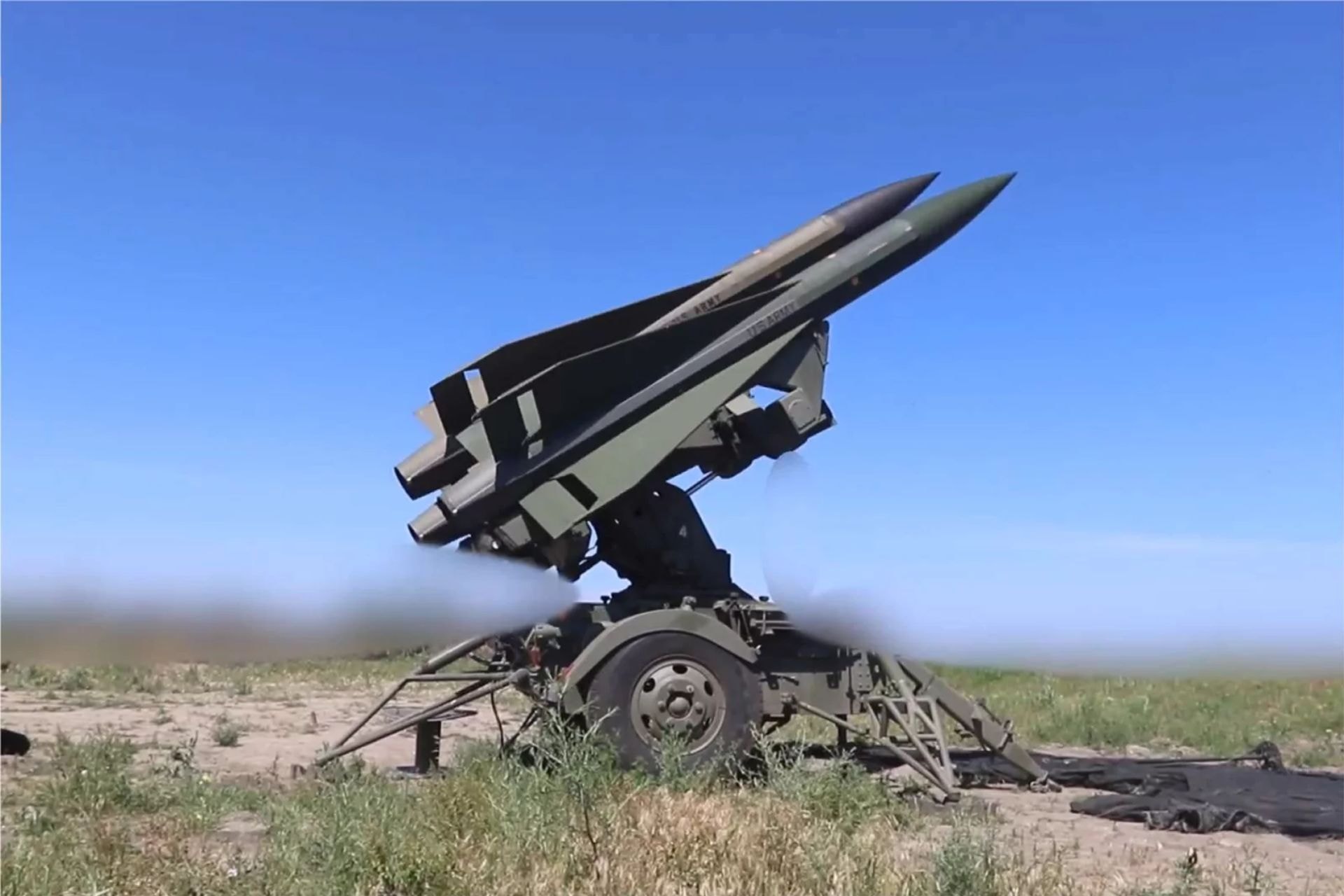 www.armyrecognition.com-templates-yootheme-cache-07-_u.s._hawk_air_defense_systems_stay_combat_ready_in_ukraine_with_108m_frankensam_package-075f3b11.jpeg