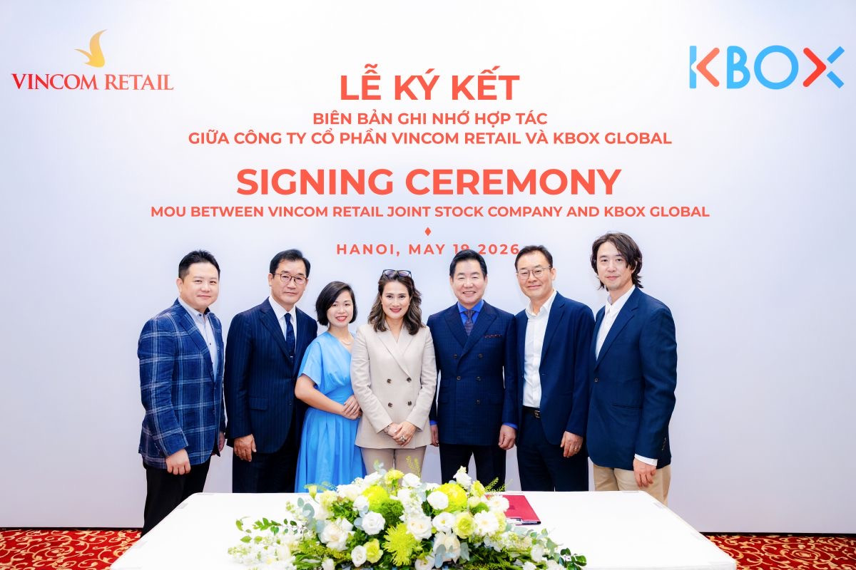 Tổng Giám đốc Vincom Retail và Chủ tịch K-Box Global trao biên bản ghi nhớ hợp tác
