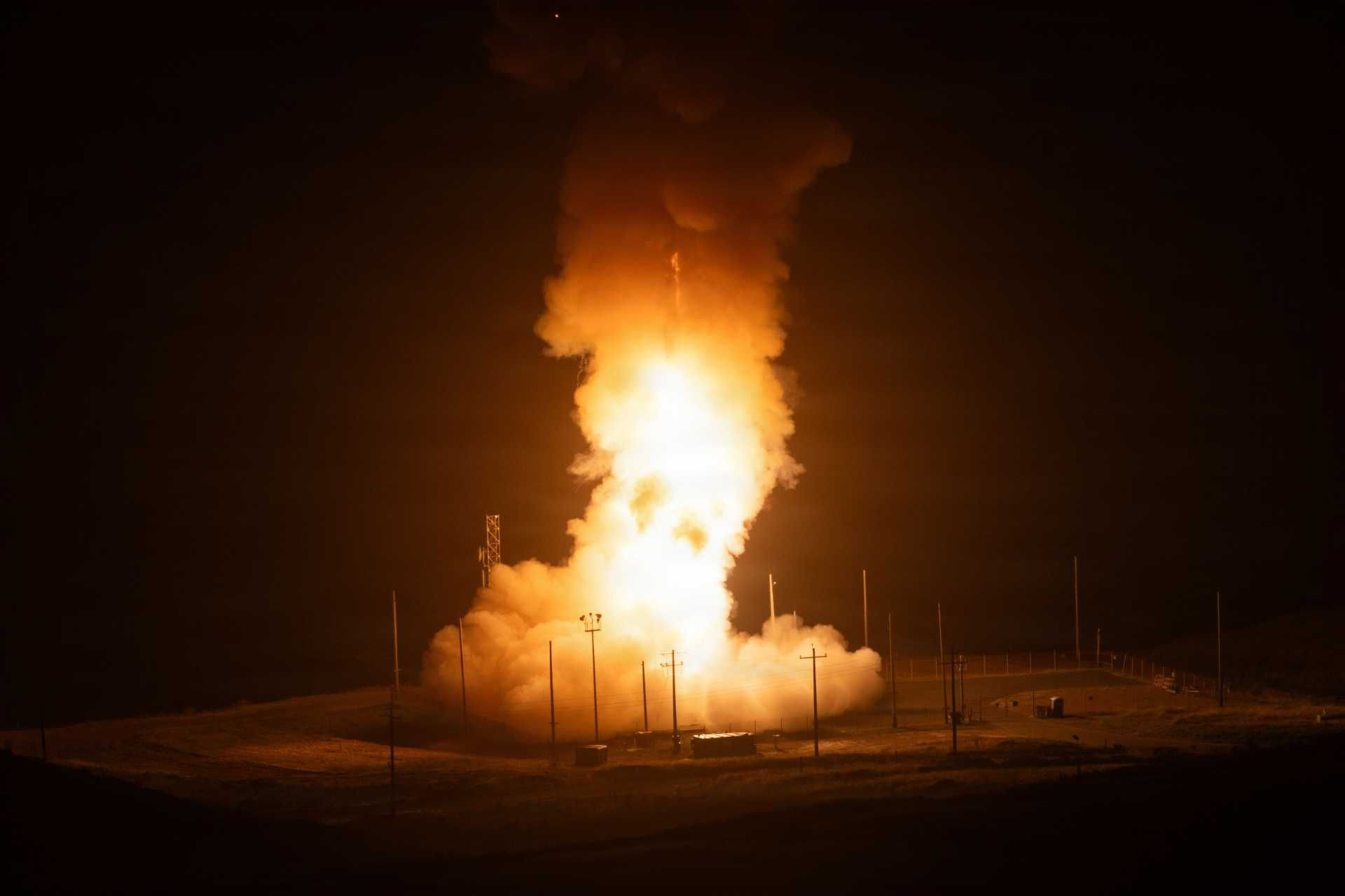 www.armyrecognition.com-templates-yootheme-cache-84-_u.s._launches_nuclear-capable_minuteman_iii_icbm_missile_during_night-time_deterrence_test_1920_001-8472d187.jpeg
