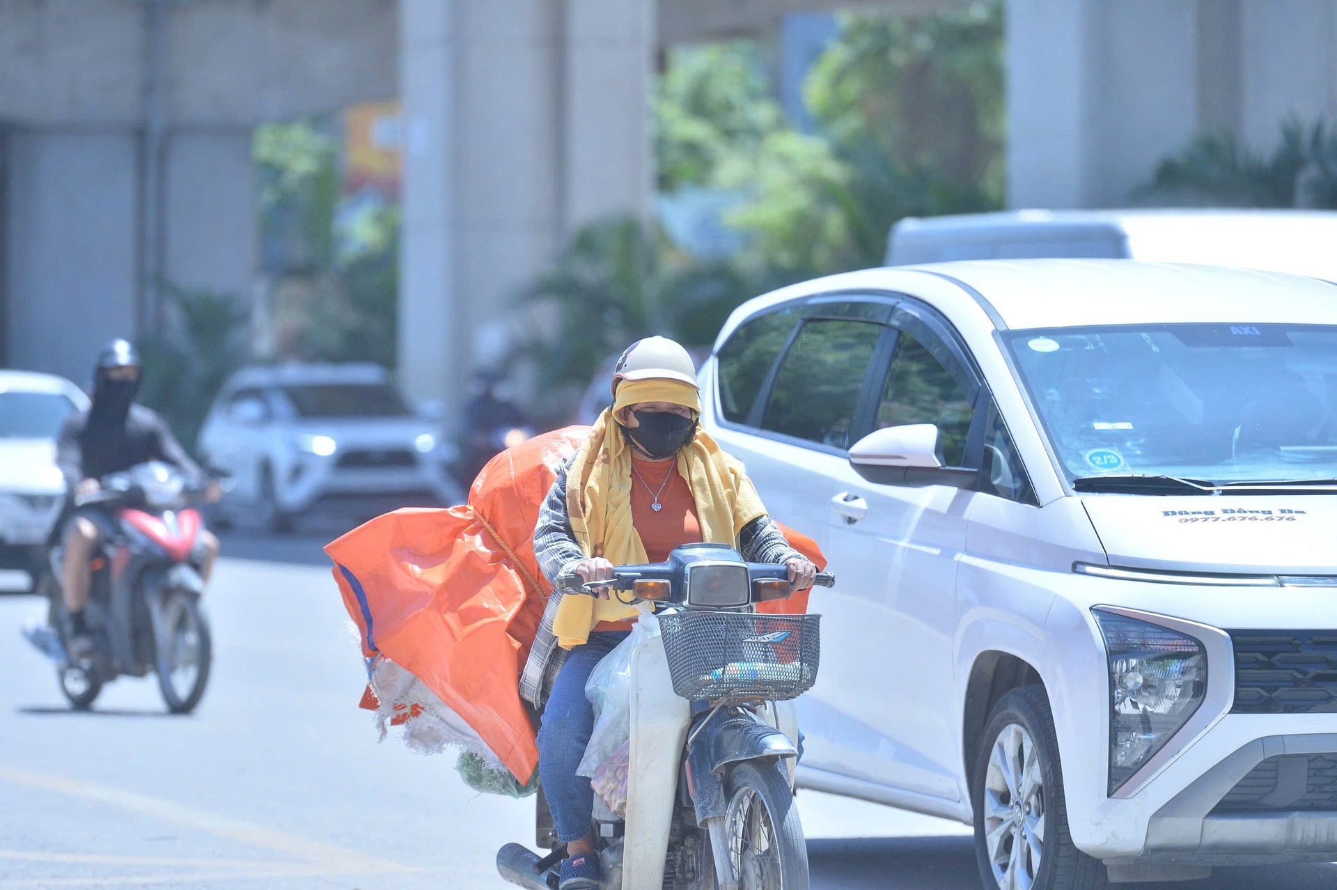 Hà Nội nắng nóng như Hoả Diệm Sơn, người lao động vẫn oằn mình mưu sinh giữa 'chảo lửa' 