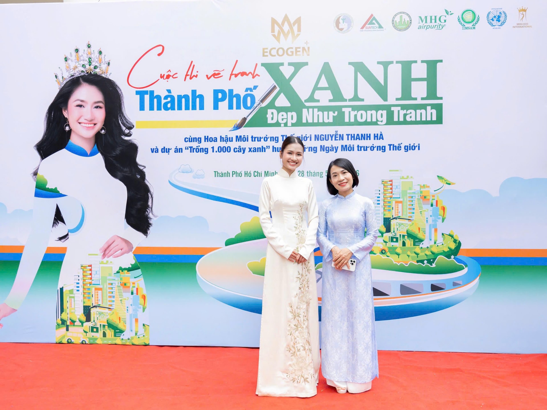Hoa hậu Nguyễn Thanh Hà (bên trái) tại lễ phát động cuộc thi vẽ tranh