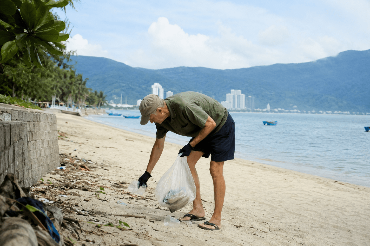Người Phần Lan bền bỉ nhặt rác ở bãi biển Mân Thái 