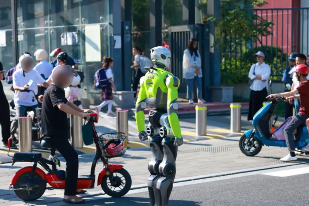 Robot hình người Trung Quốc giúp học sinh qua đường 