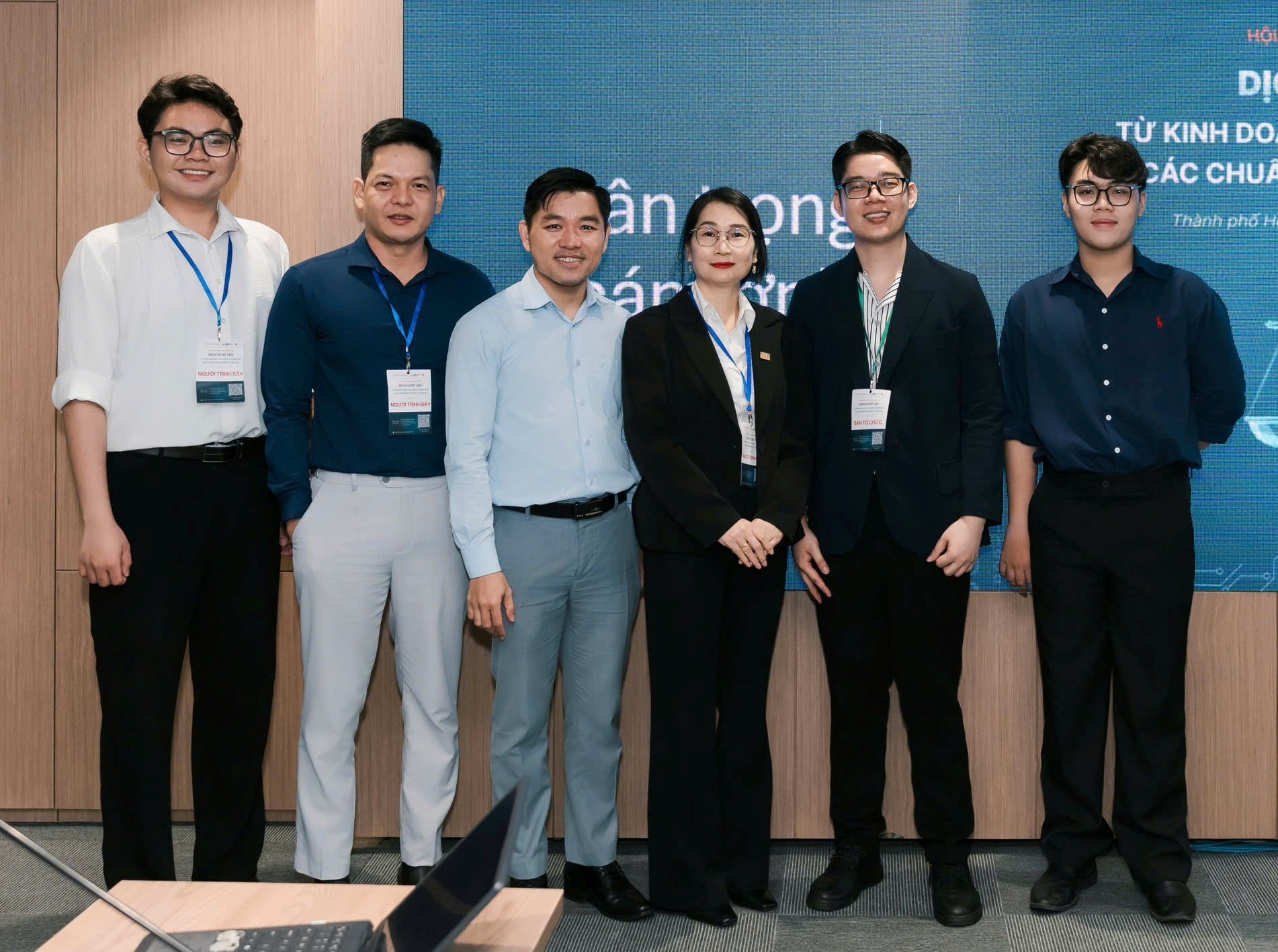 TS Đào Thị Thu Hằng (giữa) cùng cộng sự