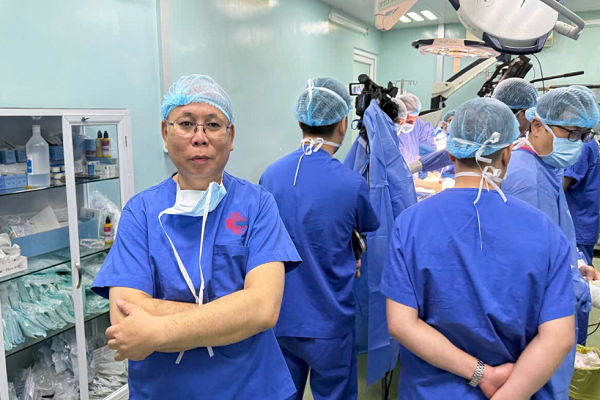 TS.BS Mai Bá Tiến Dũng trong một ca phẫu thuật điều trị nam khoa