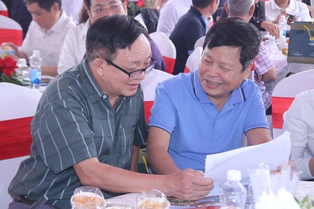 Hinh1_Khách hàng quan tâm và khảo sát thực tế dự án