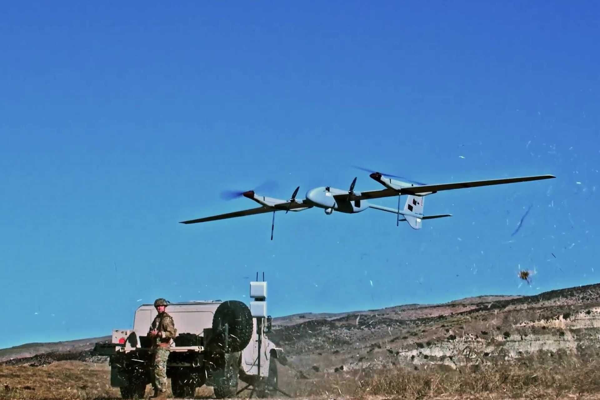 www.armyrecognition.com-templates-yootheme-cache-b1-_us_army_purchases_82_aerovironment_p550_drones_to_expand_long-range_reconnaissance_capacity_925_001-b1f95619.jpeg