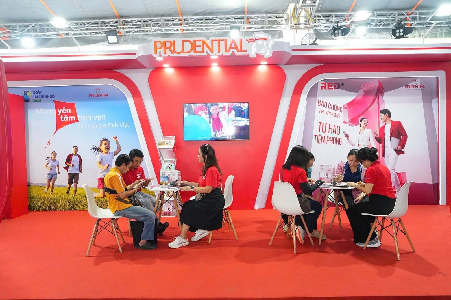Người dân và doanh nghiệp được tiếp cận với hàng loạt phân khu tương tác độc đáo tại lễ hội.