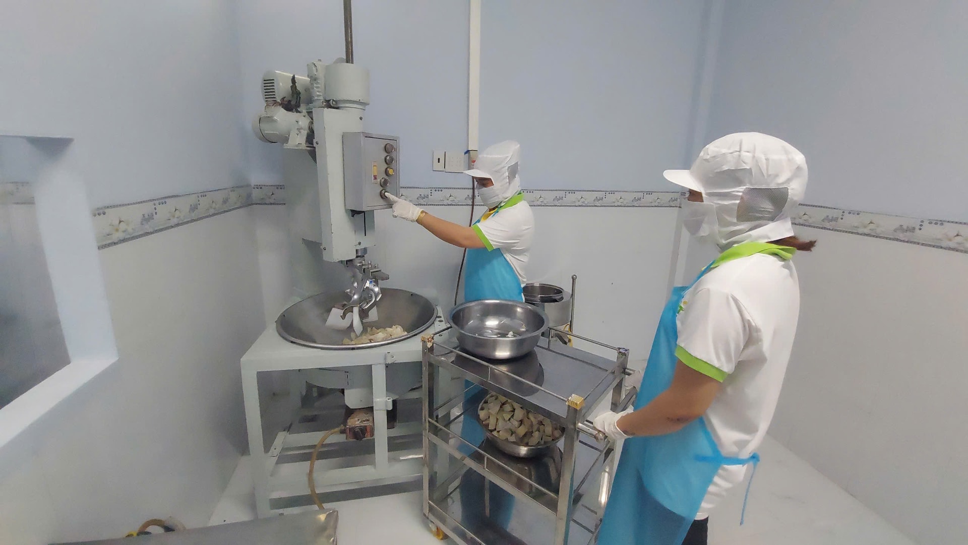 Công nhân đang sản xuất của Lemit Foods. Ảnh: Văn Kim Khanh