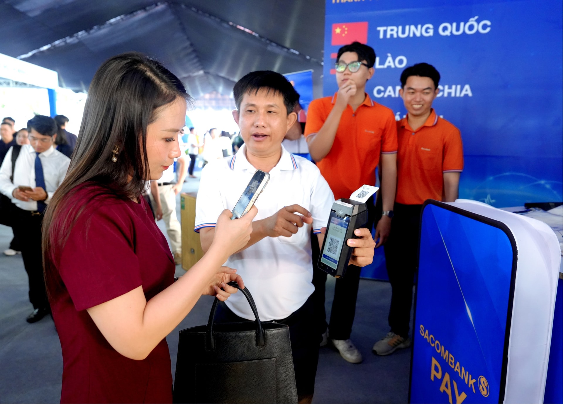 Khách tham quan trải nghiệm quyét mã QR tại khu vực của 1 ngân hàng.