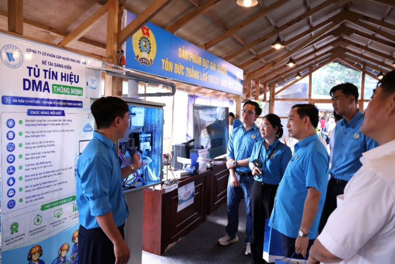 Anh Nguyễn Trọng Nhân – Tổ Trưởng Tổ Vận hành Thiết bị, Công ty Cổ phần Cấp nước Phú Hòa Tân, là gương giải thưởng Tôn Đức Tháng lần thứ 23 – năm 2023 giới thiệu mô hình “Tủ tín hiệu DMA thông minh” tại triển lãm.