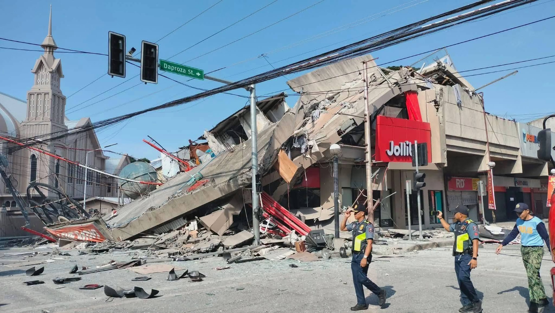 Nhà hàng Jollibee đổ sập trong trận động đất 7,8 độ Richter ở Philippines