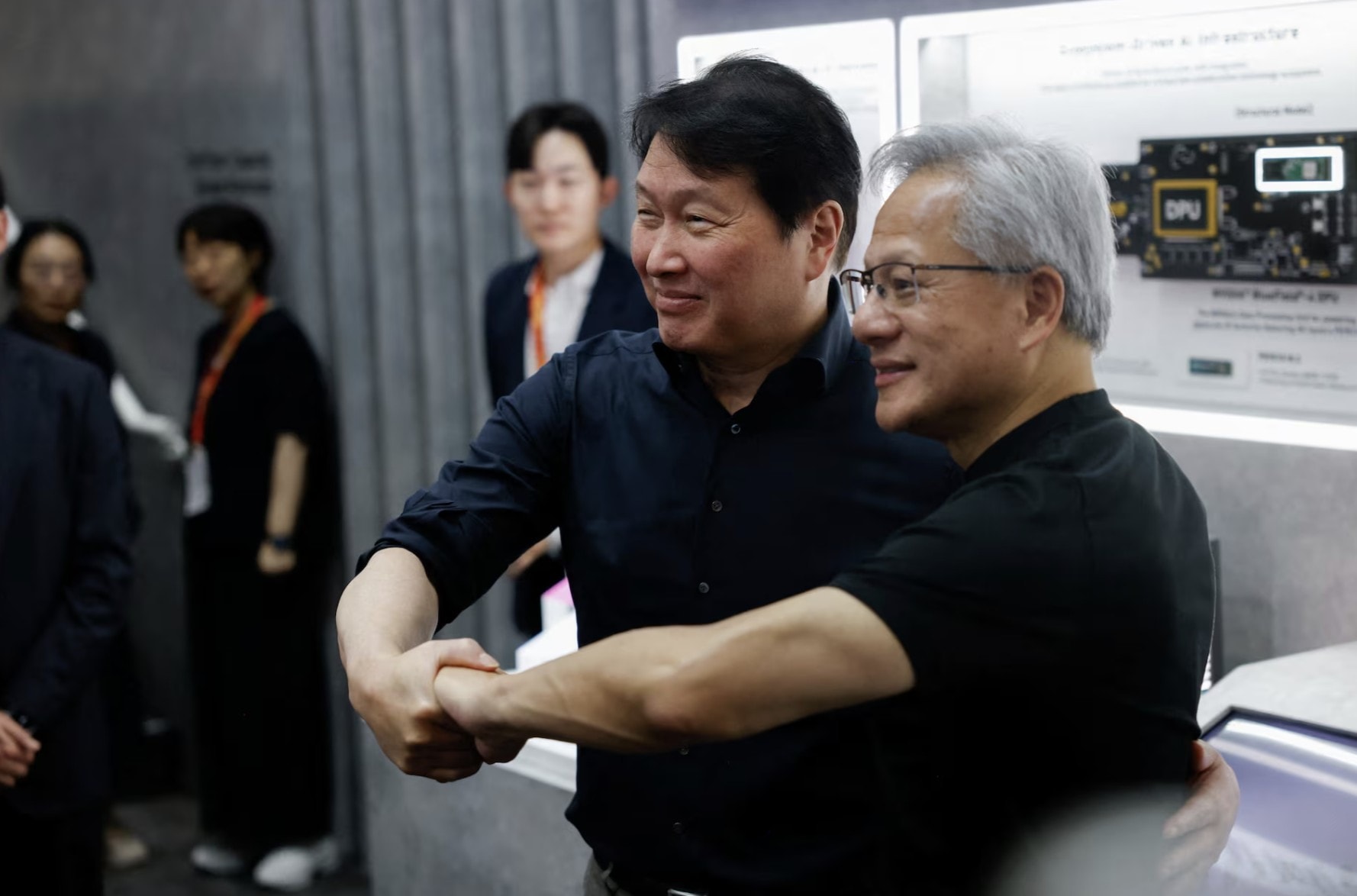 Nvidia và SK Hynix bắt tay cho kỷ nguyên nhà máy AI, cảnh báo thiếu chip nhớ còn kéo dài