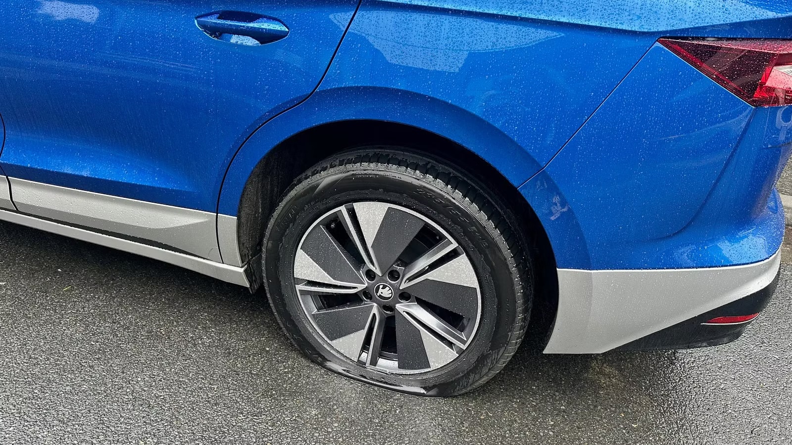 Chiếc xe điện Skoda Enyaq 60 bất nhờ bị thủng lốp.