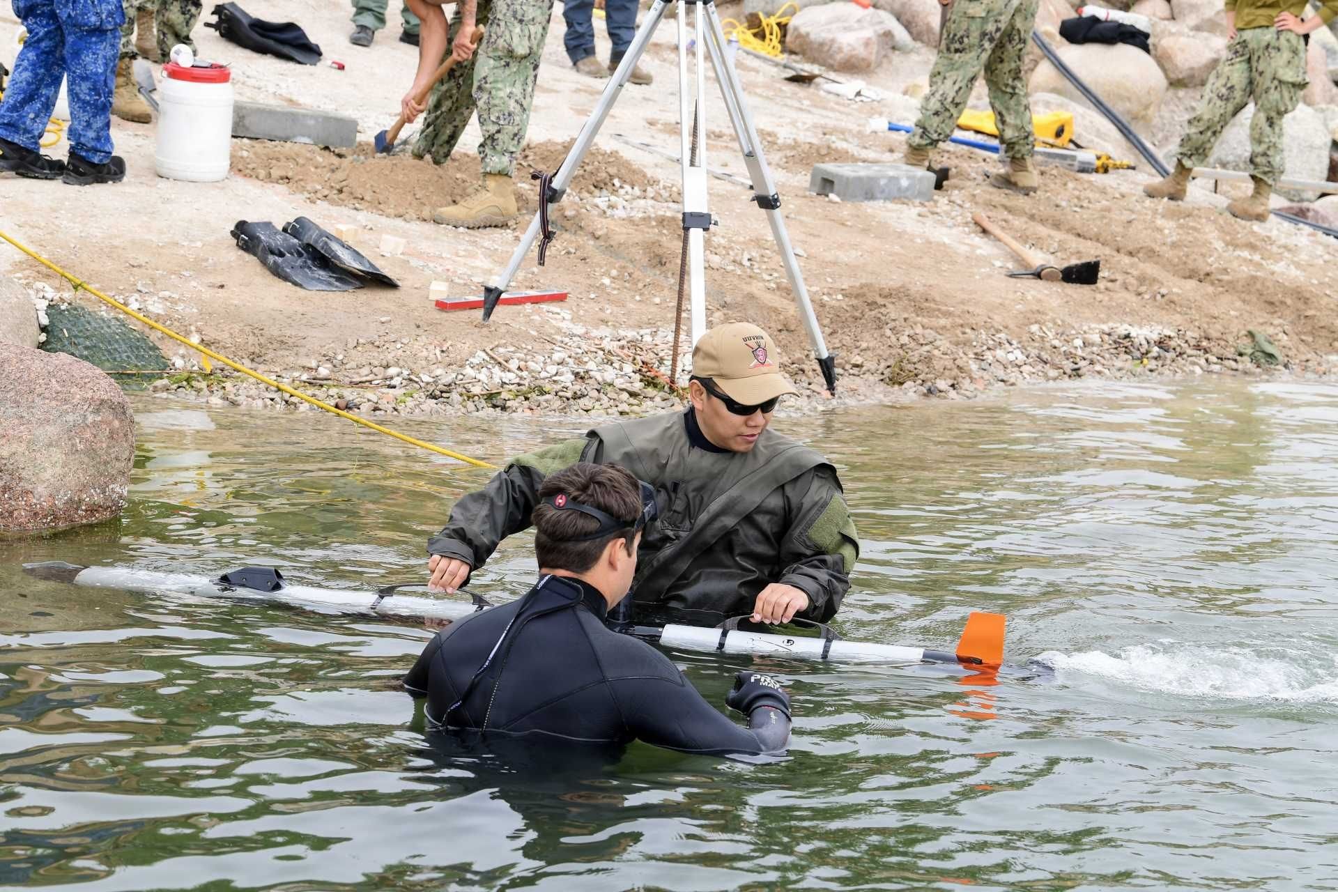www.armyrecognition.com-templates-yootheme-cache-5d-_u.s._navy_demonstrates_advanced_underwater_drones_amid_russian_submarine_concerns_in_baltic_waters_1920_001-5daf4531.jpeg