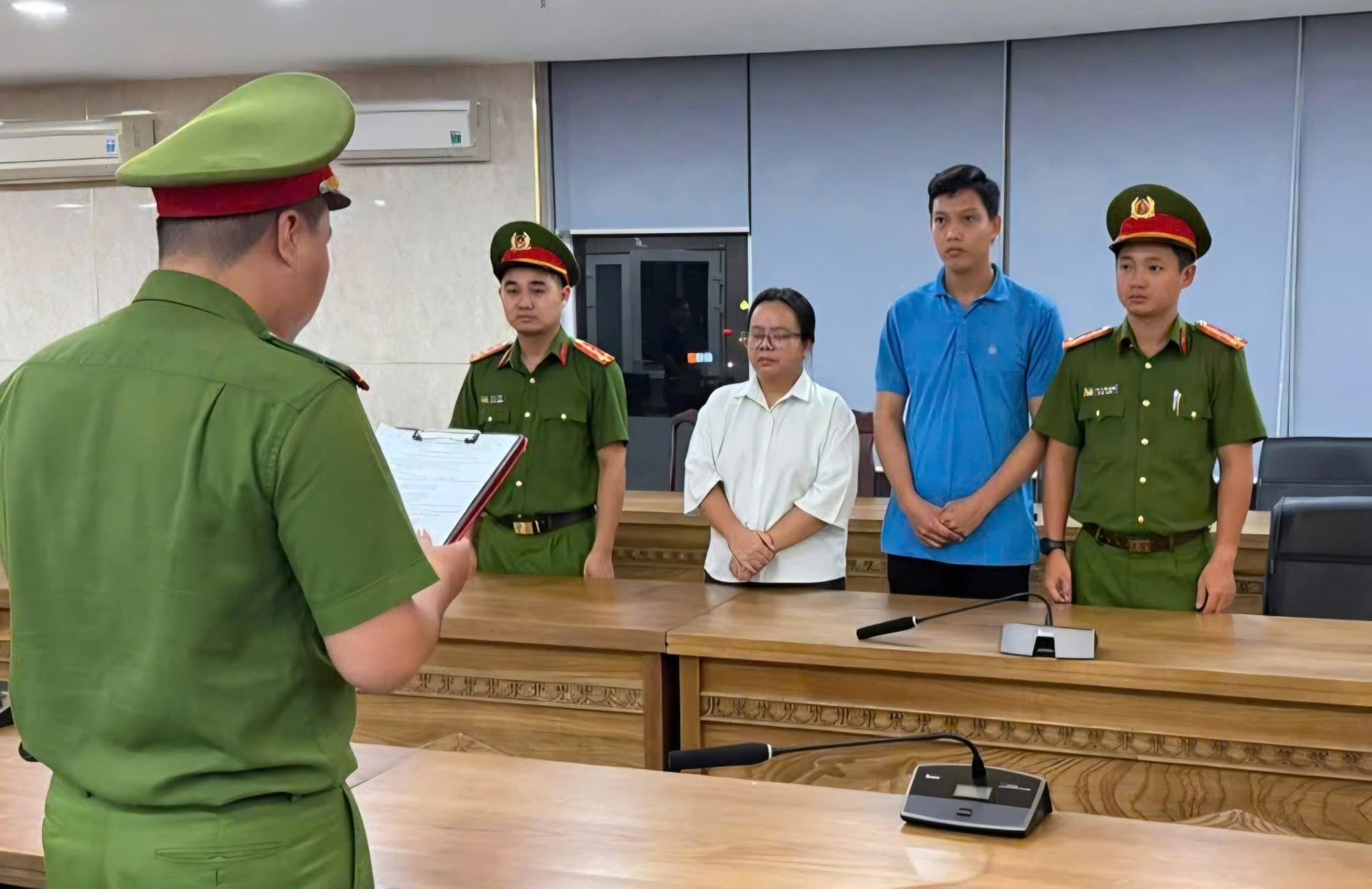 Phòng Cảnh sát điều tra về tội phạm kinh tế, tham nhũng, buôn lậu, môi trường, Công an thành phố Đà Nẵng khởi tố 2 vụ án, khởi tố và bắt tạm giam 3 bị can về hành vi “Xâm phạm quyền tác giả, quyền liên quan” có hành vi sao chép trái phép số lượng lớn sách điện tử thuộc bản quyền của Nhà xuất bản Giáo dục Việt Nam và nhiều nhà xuất bản khác_Ảnh: Công an Đà Nẵng.