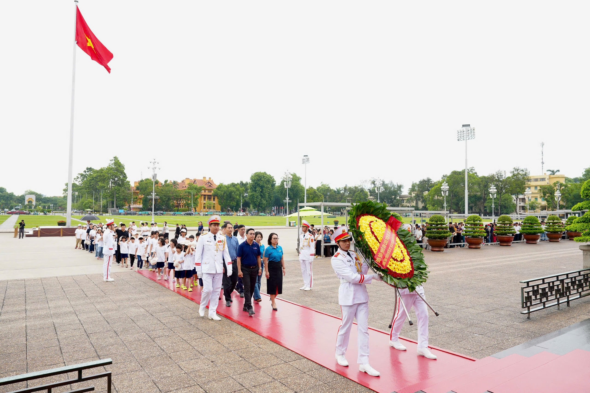 Trong khuôn khổ chương trình, các em được tham quan Khu di tích Chủ tịch Hồ Chí Minh và vào Lăng viếng Bác.