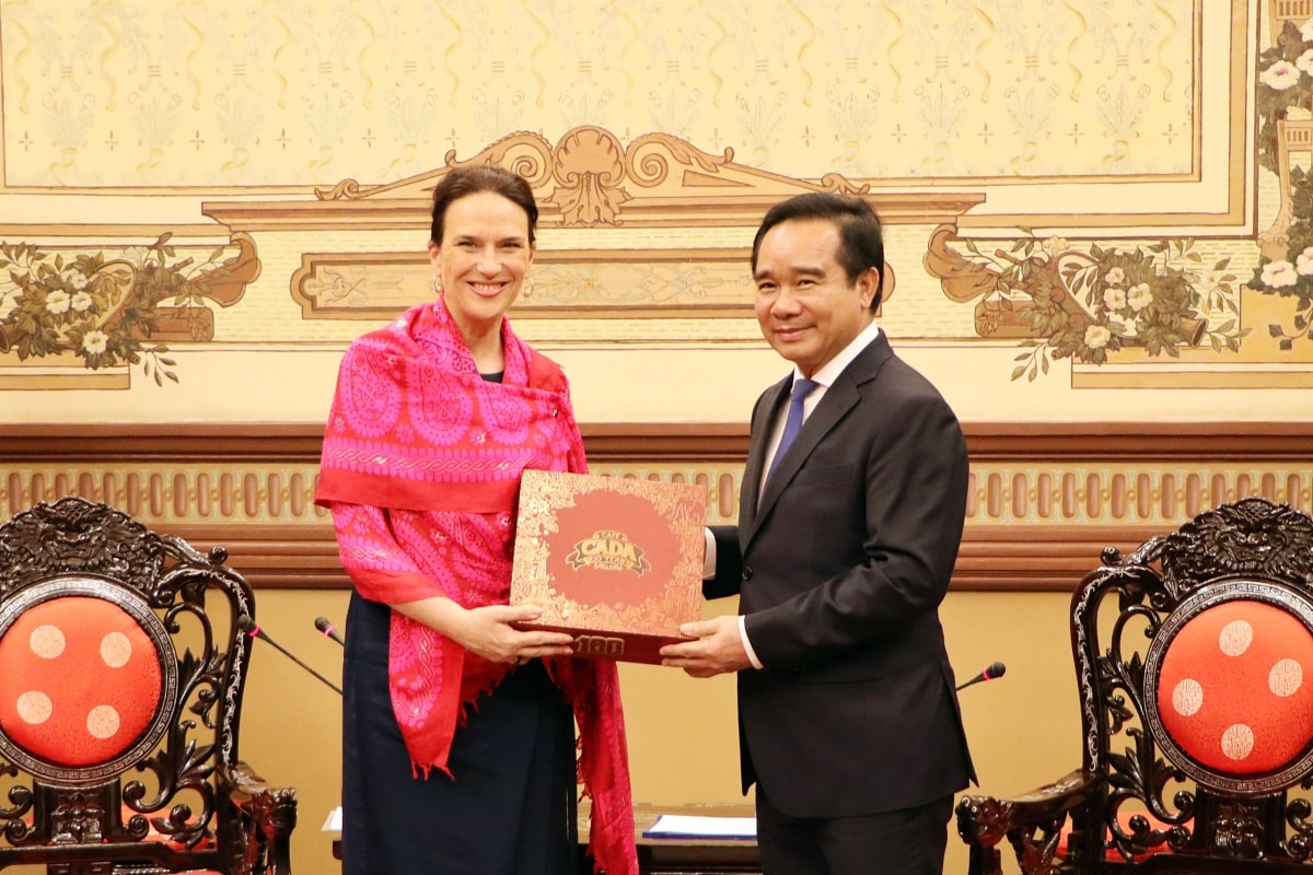11.6.2026_tặng quà lưu niệm